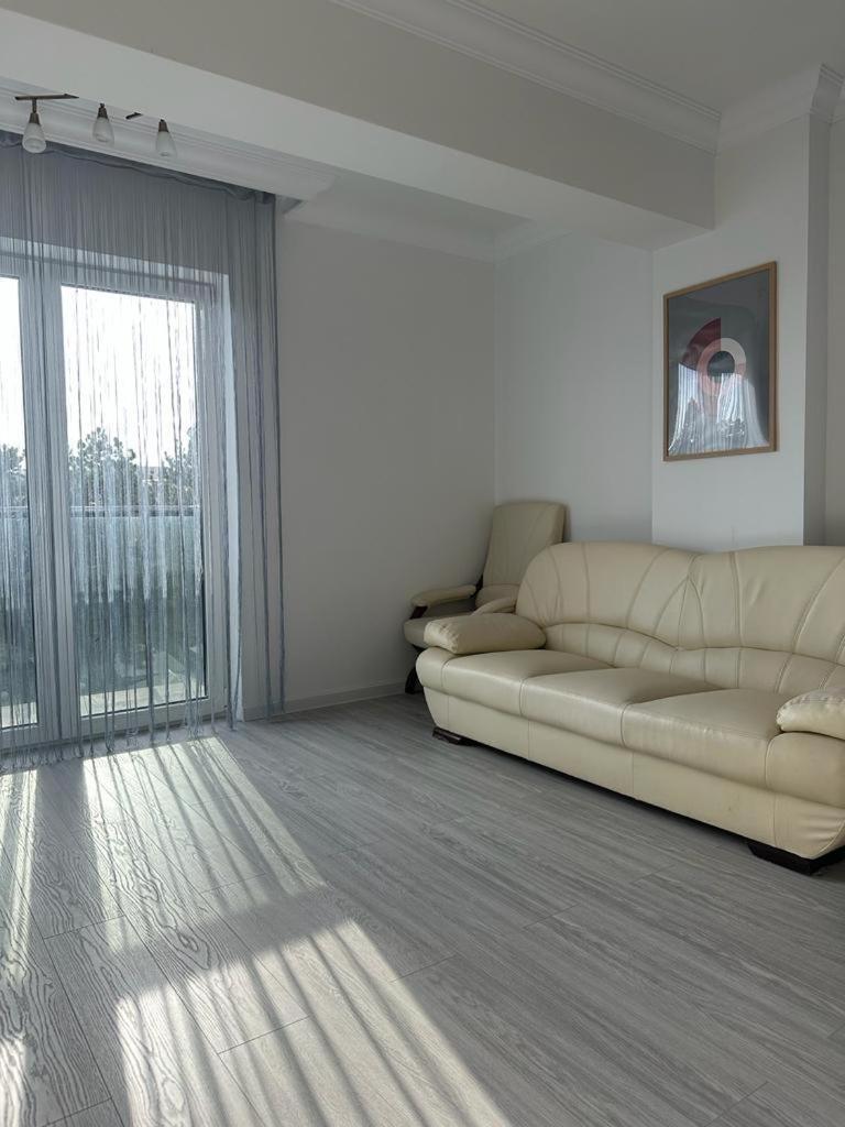 Cozy Holidays In Center Of Suceava Esplanada Ngoại thất bức ảnh
