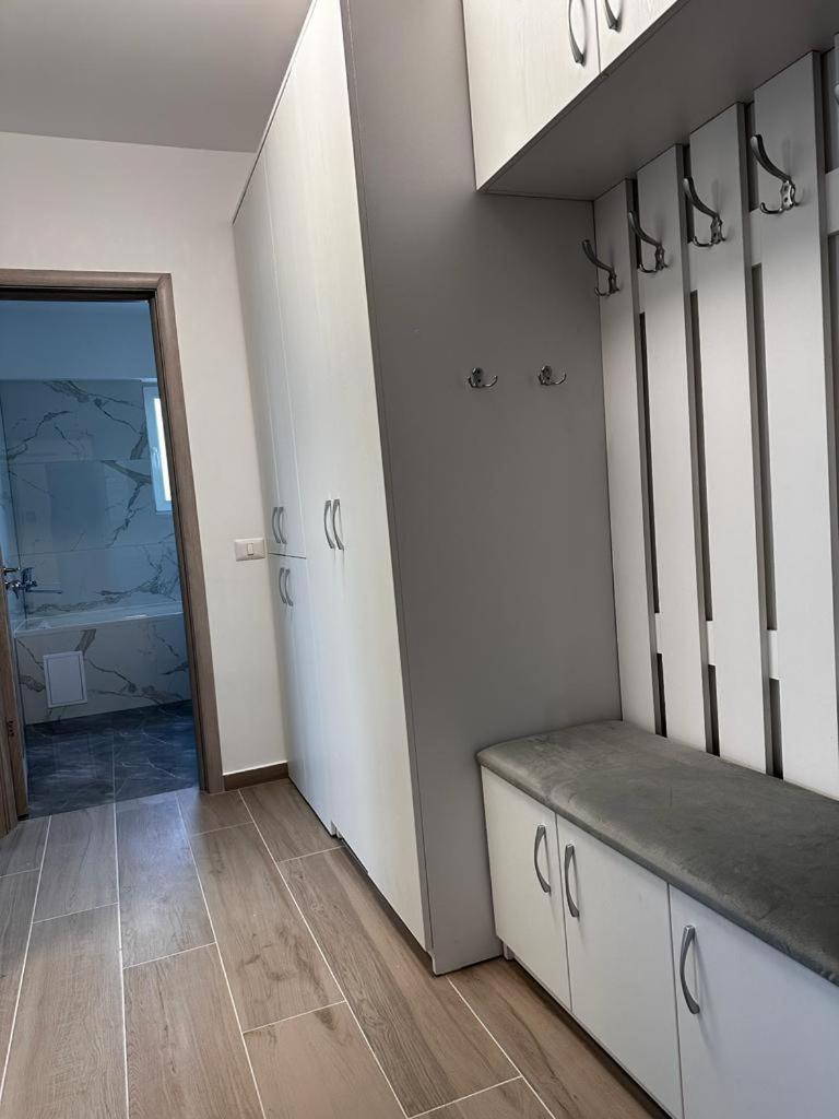 Cozy Holidays In Center Of Suceava Esplanada Ngoại thất bức ảnh